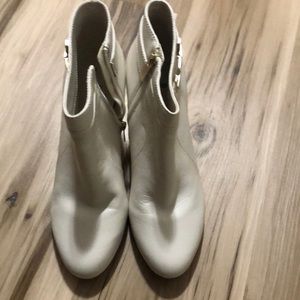 BANDOLINO LEATHER ANKLE BOOTS Size 9 1/2. Cream. NEW Never worn